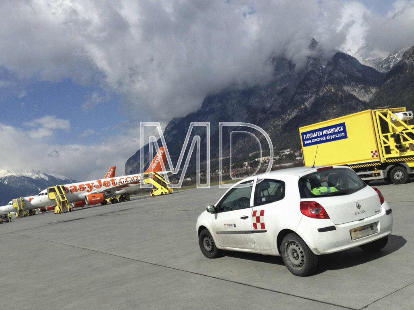 Flugzeug, Auto, Flughafen Innsbruck