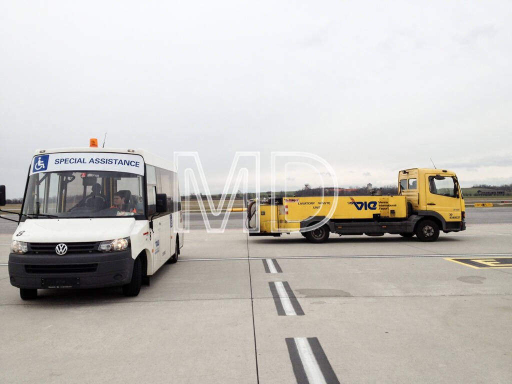 Flughafen Wien, Fahrzeuge, © Martina Draper (02.06.2013) 