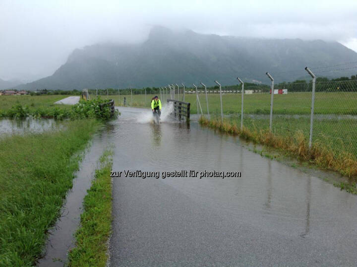 Hochwasser in Salzburg, Radfahrer Bild 7051 // Hochwasser ...