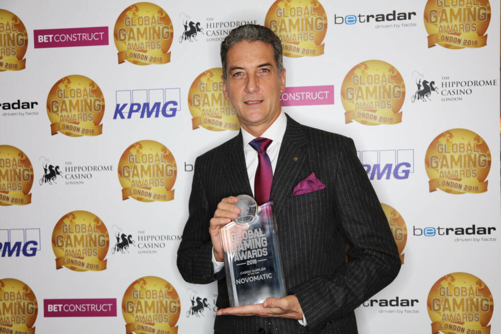 Nach vier erfolgreichen Jahren in Las Vegas wurden die Global Gaming Awards nun auch auf London ausgeweitet und NOVOMATIC als „Casino Supplier of the Year“ ausgezeichnet. Harald Neumann mit Award “Casino Supplier of the Year” 2017, Fotocredit: 2018 Global Gaming Awards / Gambling Insider', © Aussendung (13.02.2018) 