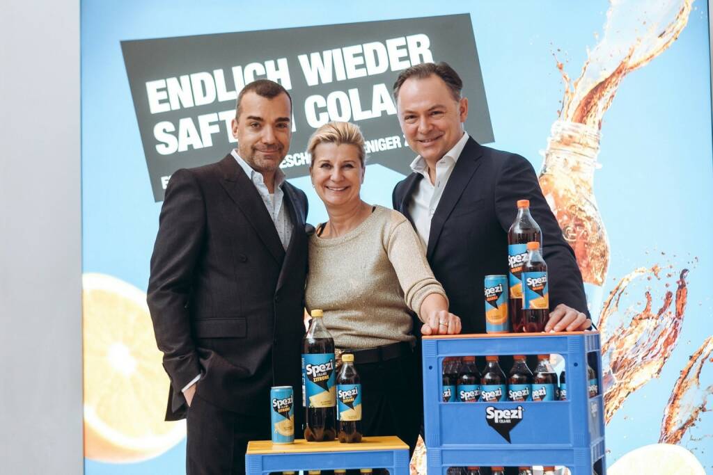 Almdudler mit neuen Produkten: „Mit drei neuen Almdudler Produktinnovationen sowie der neuen Marke Spezi Cola-Mix in den Sorten Orange und Zitrone setzen wir unseren erfolgreich eingeschlagenen Weg fort und stellen erneut eines klar: Wir sorgen für natürliche Abwechslung in den Supermarktregalen der Alpenrepublik“, freut sich Thomas Klein. Im Bild: Thomas & Michaela Klein mit Gerhard Schilling, Fotocredit:(c) Almdulder / Philipp Lipiarski, © Aussendung (15.02.2018) 