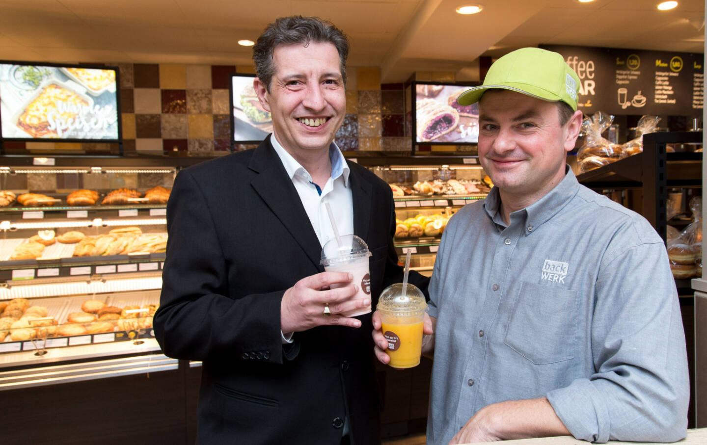 Marcus Gamauf (l.), Geschäftsführer von BackWerk Österreich, konnte als neuen Franchise-Partner in Meidling Jörg Bierlein gewinnen. Bildquelle: Christian Schörg