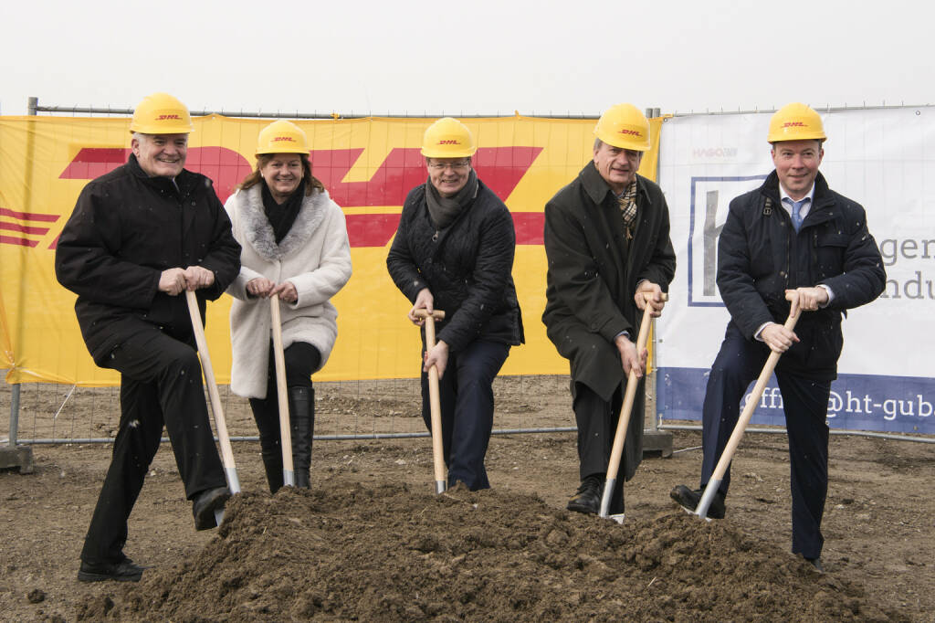 DHL Express investiert in den Wirtschaftsstandort Oberösterreich und baut direkt am Blue Danube Airport Linz eine weitere hochmoderne und ressourcenschonende Niederlassung. Mit dem Spatenstich auf dem neuen Gelände haben die Vizebürgermeisterin der Stadt Linz, Karin Hörzing, der Bürgermeister der Marktgemeinde Hörsching, Gunter Kastler, Ralf Schweighöfer, Managing Director der DHL Express (Austria) GmbH, Investor und Projektentwickler Alois Meir von der Meir Immobiliengruppe und Dipl.-Ing. Gerhard Kunesch, Geschäftsführer Flughafen Linz GesmbH, heute planmäßig die offizielle Bauphase für das Großprojekt eingeläutet.© Franz Kaufmann 2018, © Aussendung (21.02.2018) 