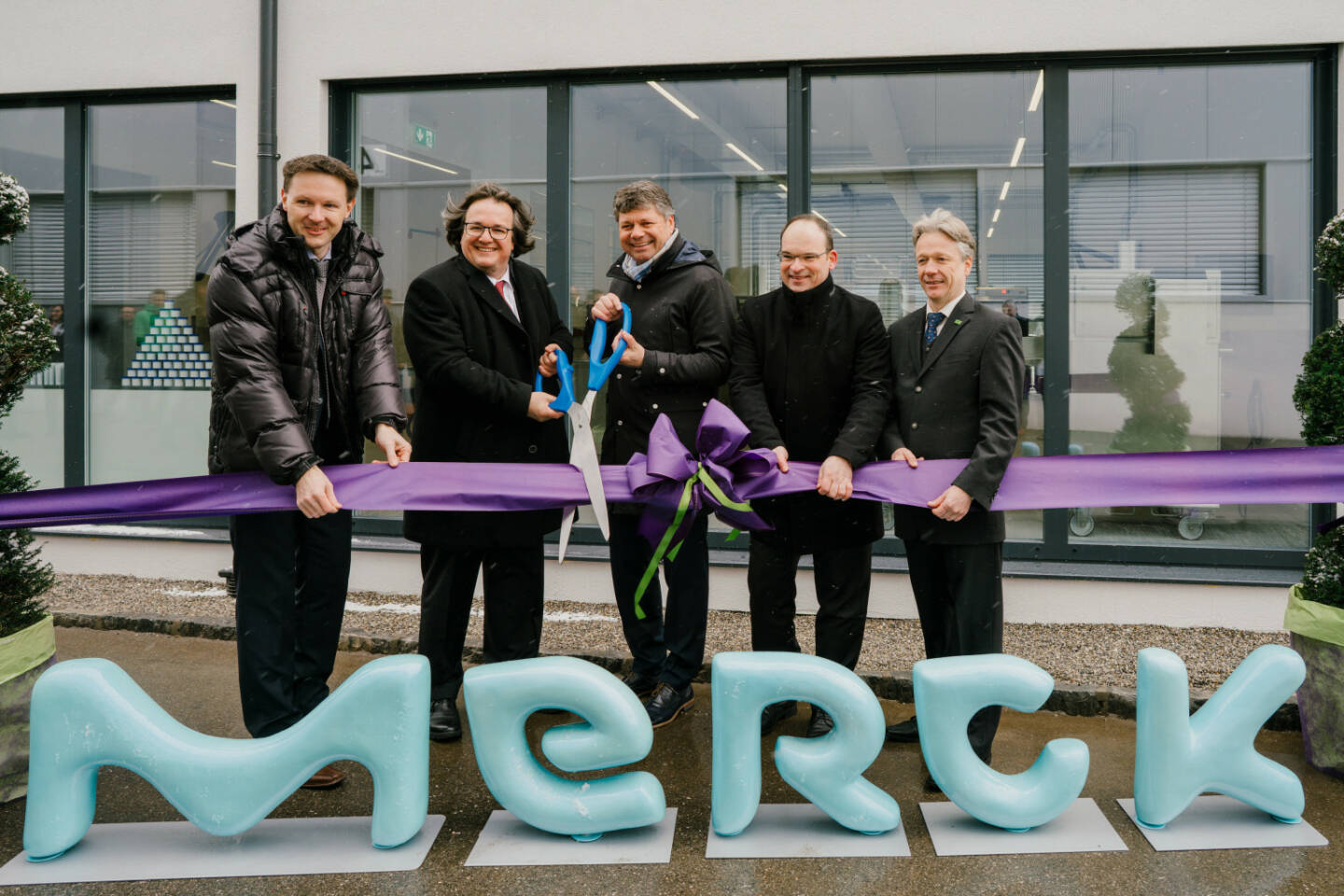 Das Consumer Health Geschäft von Merck hat heute das neue Entwicklungs- und Innovationszentrums an dessen wichtigstem Produktions- und Verpackungsstandort im österreichischen Spittal eröffnet. Im Bild:  Hannes Berger, Klaus Raunegger, Gerhard Pirih, Andreas Gabriel, Wolfgang Hofer (v. l. n. r.);  Fotocredit:Merck