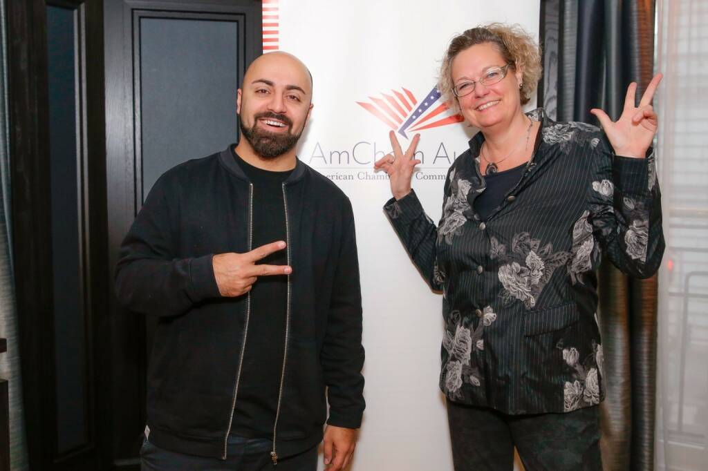 Bei der zweiten Auflage der diesjährigen „AmCham Talks“ sprach whatchado-Gründer, Autor und EU-Jugendbotschafter Ali Mahlodji, auf Einladung von AmCham Austria-Präsidentin und Xerox Austria-General Managerin Sandra Kolleth, über Herausforderungen im Zeitalter der Digitalisierung sowie „Achtsamkeit im Zeitalter der Potenzialentfaltung“. Einen Rat hat für alle parat: „Geht achtsam mit eurer Lebenszeit um, denn das Leben ist keine Generalprobe.“ © Roland Rudolph, © Aussender (23.02.2018) 