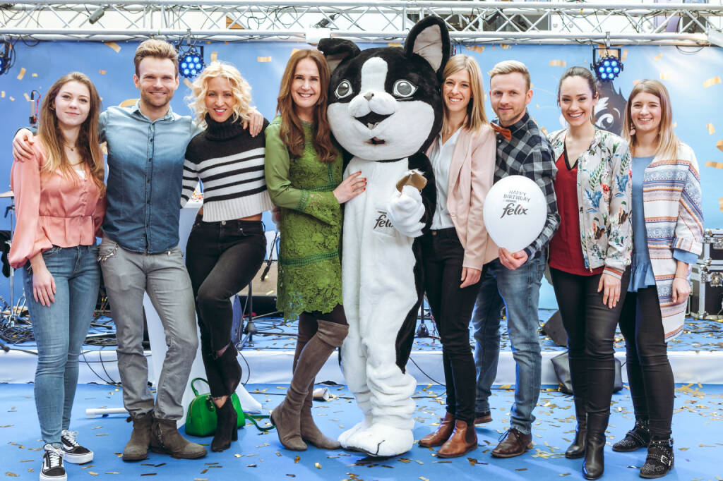 Die Katzenfuttermarke FELIX feierte gemeinsam mit zahlreichen Gratulanten 25-jähriges Jubiläums und lud zur fulminanten Überraschungsgeburtstagsparty; v.l.n.r.: die Partygäste Bettina Krenka, Vadim Garbuzov, Kathrin Menzinger, Maggie Entenfellner, FELIX, Katharina Steiner, Willi Gabalier, Sasa Schwarzjirg, Melanie Kosbow; Purina PetCare Austria/ (c) Philipp Lipiarski, © Aussendung (27.02.2018) 
