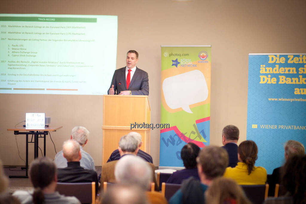 Börse Social Network-Roadshow, FinGroup AG-Vorstand Alexander Coenen präsentiert vor vollem Haus, Credit: Michaela Mejta (01.03.2018) 