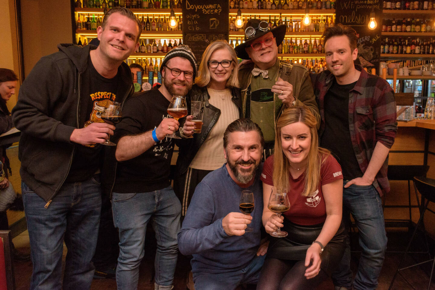 Die Punks aus Schottland haben entschieden, mit den BeerLovers, der Craftbeer-Eigenmarke von Ammersin, gemeinsame Wege zu gehen. Der Kick-Off Launch wurde im Zuge eines totalen Tap Takeovers mit 22 Leitungen verschiedener BrewDog-Biere – darunter zahlreiche Limited Editions und Specials – und weiteren Flaschensorten im Wiener Mel's Craft Beers & Diner eingeläutet. (v.l.n.r.): Diplom-Biersommelier Markus Betz (Leitung BeerLovers), Jan Klose ( Qualitätsmanager BrewDog), Sigrid Wiegand (Eigentümerin Ammersin), Robert Brekalo (Geschäftsführer Ammersin), Bierpapst Conrad Seidl, Ashleigh Malecki (Marketing BrewDog), Geoff Traill (Brauer BrewDog), Credit: Rudolf Ammersin GesmbH/APA-Fotoservice/Jacqueline Godany