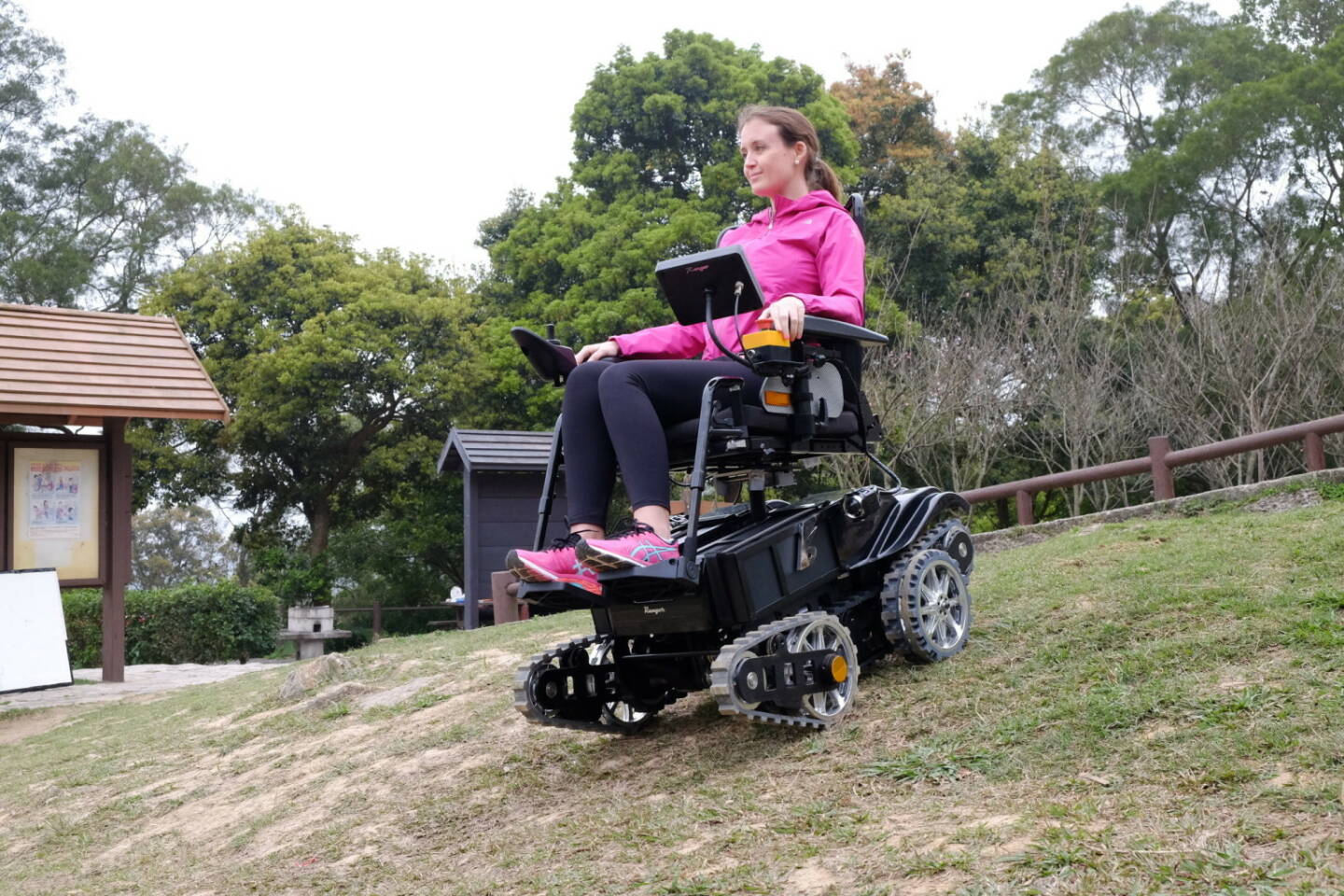 Bildtext: Der innovative Elektro-Rollstuhl B-Free Ranger ist offroad-tauglich, kann Treppen steigen und fährt sicher in jedem Gelände. Einfache Handhabung, autonomes Fahren auf Treppen und dabei absolut sicher! Ab sofort kinderleicht Treppen bis 35° Steigung bewältigen. Automatisch erkennt der B-Free Ranger die Neigung und stellt Ihren Sitz waagrecht. Über jede Bordsteinkante fahren oder im Gelände unterwegs sein - kein Problem; Copyright: Help-24