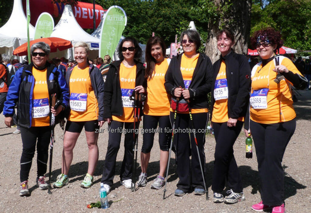 update beim Frauenlauf 2013 in Wien: 78 Nationen waren vertreten. 30.100 Läuferinnen gingen an den Start am 26. Mai.
Mittendrin und voll dabei waren die update.ladies. “Unsere” Damen zeigten Farbe und waren standesgemäß im klassischen update.orange am Start. Souverän und mit Spaß am Laufsport bewältigten Sie die klassischen & nordischen Disziplinen. (c) http://crm-blog.update.com/de (04.06.2013) 