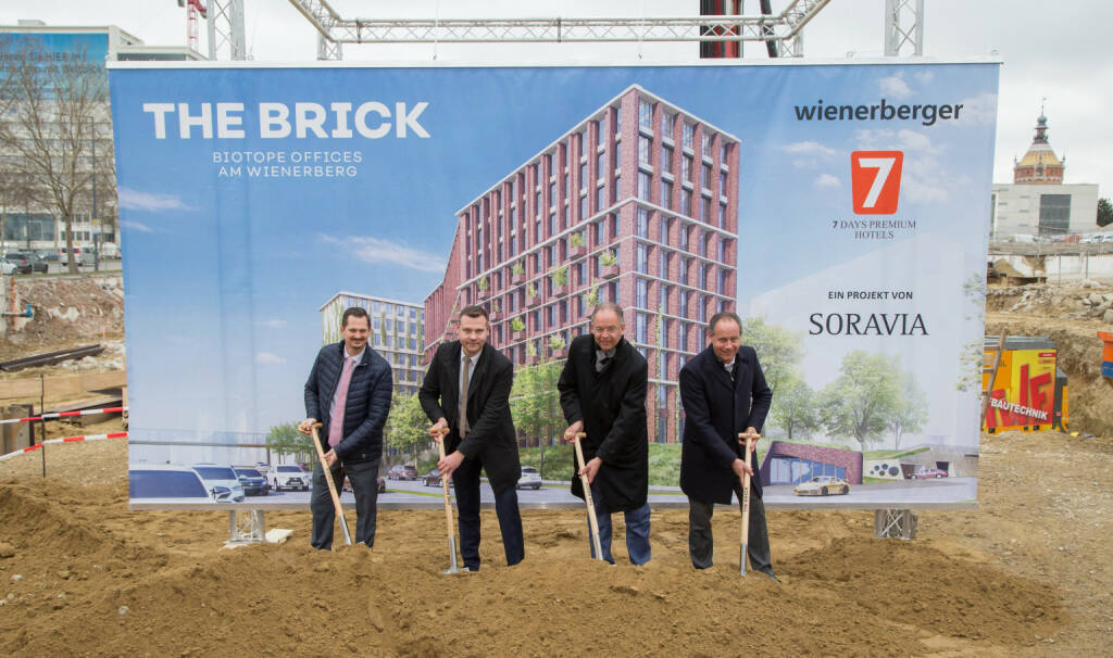 Hausherr Erwin Soravia, CEO von SORAVIA, lud heute zum Spatenstich nach Biotope City, Wiens jüngstem Stadtentfaltungsgebiet, wo mit heutigem Datum die Arbeiten für THE BRICK starten. Zu Gast waren mit Heimo Scheuch, Vorstandsvorsitzendem der Wienerberger AG, und Plateno Group-Vorstand Bastian Erfurth die beiden ersten Mieter, die gemeinsam mit Bezirksvorsteher (Wien-Favoriten) Marcus Franz die Baustelle eröffneten. Der dreiteilige Gebäudekomplex aus der Feder von RLP Rüdiger Lainer + Partner widmet dem Baustoff Ziegel besondere Aufmerksamkeit. Fotocredit:Soravia Group GmbH/APA-Fotoservice/Juhasz, © Aussendung (14.03.2018) 