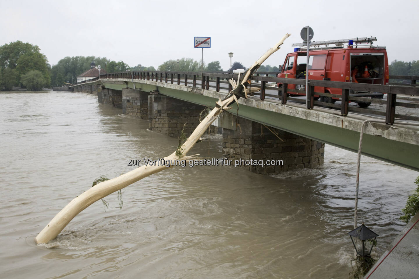Aufräumarbeiten in Schärding; Hochwasser, Brücke