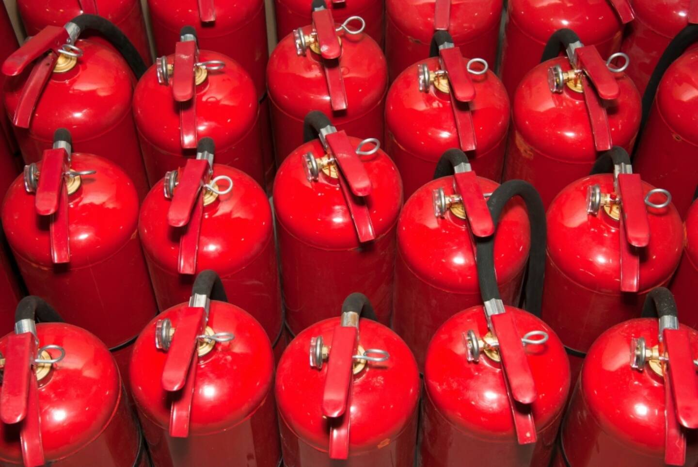 Wie man das Risiko Brandgefahr reduzieren kann, erfuhren die Brandschutzverantwortlichen am TÜV AUSTRIA Brandschutztag. Feuerlöscher, rot, Feuer, Fotocredit: shutterstock