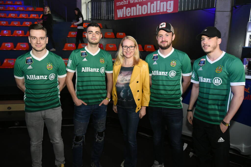 Digitalisierungsministerin Margarete Schramböck besuchte die Premiere des Electronic Sports Festivals, hier im Bild mit Rapid-Spielern; © leisure communications/Christian Jobst (24.03.2018) 