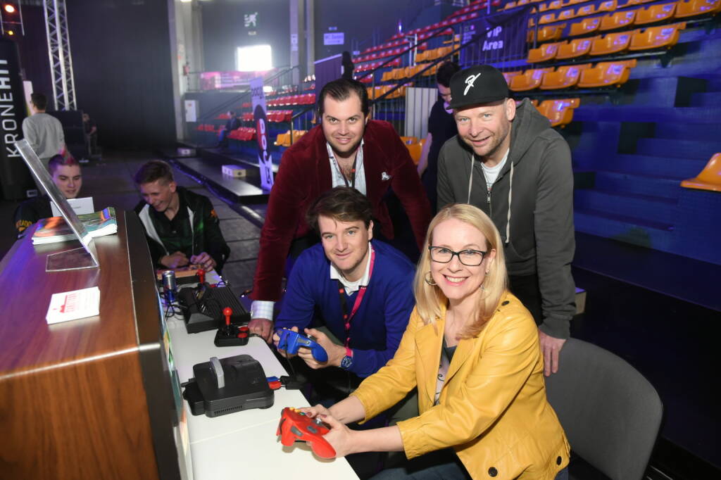 eSports Festival: Lorenz Edtmayer und Maximilian Nimmervoll (DIAMIR Holding), Ministerin Margarete Schramböck, DocLX Alexander Knechtsberger; © leisure communications/Christian Jobst (24.03.2018) 