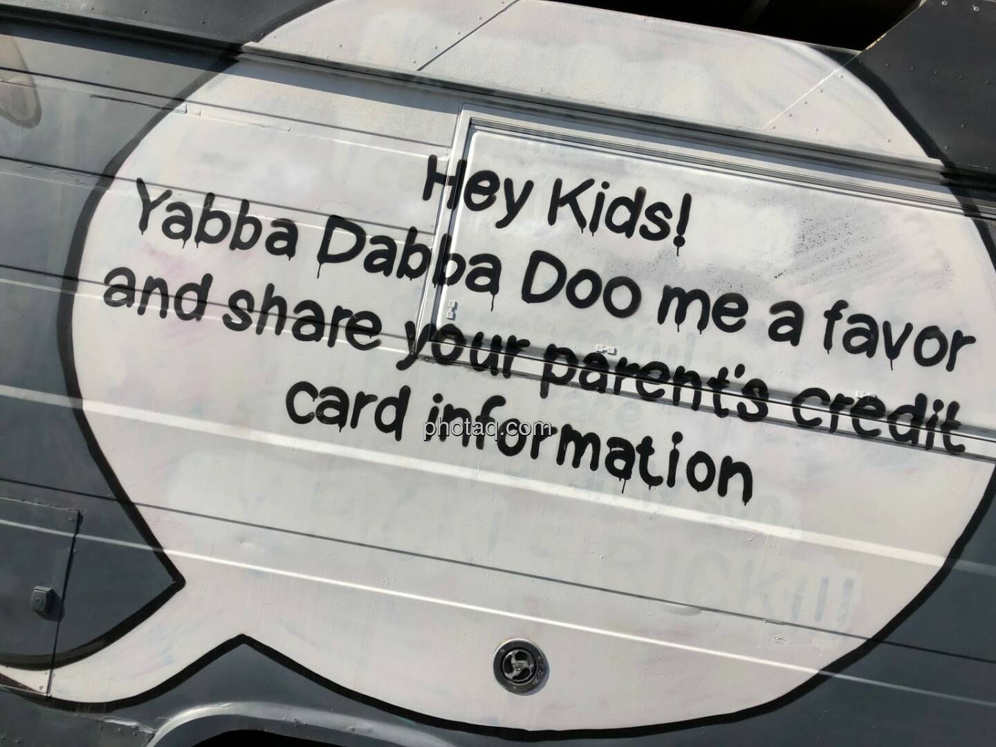 Hey Kids! Yabba Dabba Doo me a favor and share your parent's credit card information, Kreditkarte, Graffiti, Hafen Linz