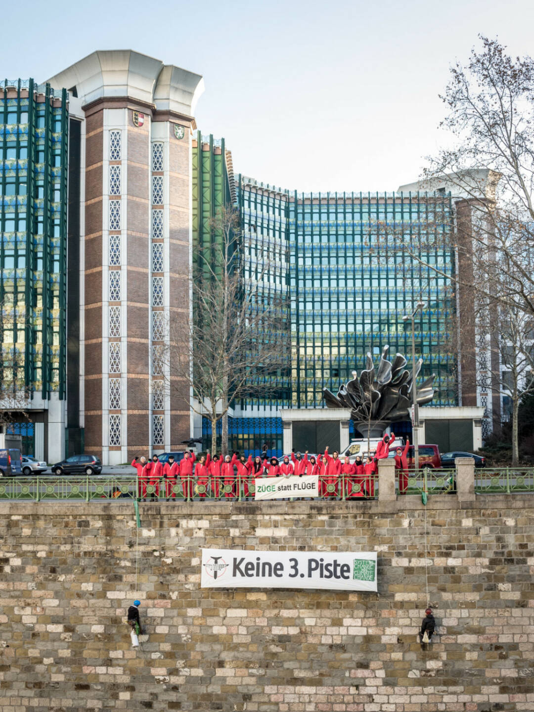 Die Klimabewegung „System Change, not Climate Change!“ kritisiert die Genehmigung des klimaschädlichsten Großprojekts Österreichs – den Bau der 3. Piste – scharf und kündigt die Weiterführung der Proteste an. Fotocredit:System Change, not Climate Change!