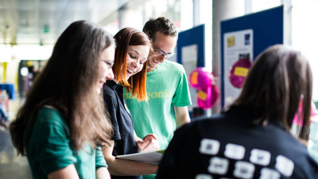 Am 13. April öffnen Österreichs Hochschulen und Forschungseinrichtungen bei der Langen Nacht der Forschung wieder ihre Türen für BesucherInnen und präsentieren Spannendes aus Forschung und Wissenschaft. Die Fachhochschule St. Pölten bietet ein vielfältiges Programm aus Experimenten, Präsentationen und Spielen für Jung und Alt. Im Zentrum stehen Themen der Digitalisierung rund um den Einfluss digitaler Errungenschaften auf Arbeit, Mobilität, Sicherheit, Soziales und Gesundheit. Fotocredit:FH St. Pölten / Jakob Gramm (30.03.2018) 