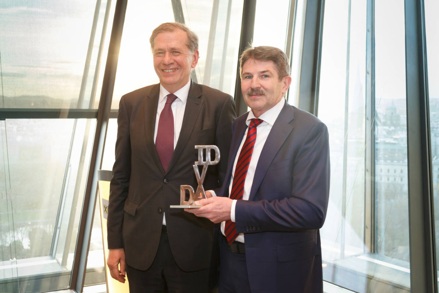 Wilhelm Rasinger, Präsident des IVA übergibt den IVA David an Preisträger Ernst Vejdovszky, Vorstandsvorsitzender der S Immo AG; Fotocredit:epmedia/Jana Madzigon