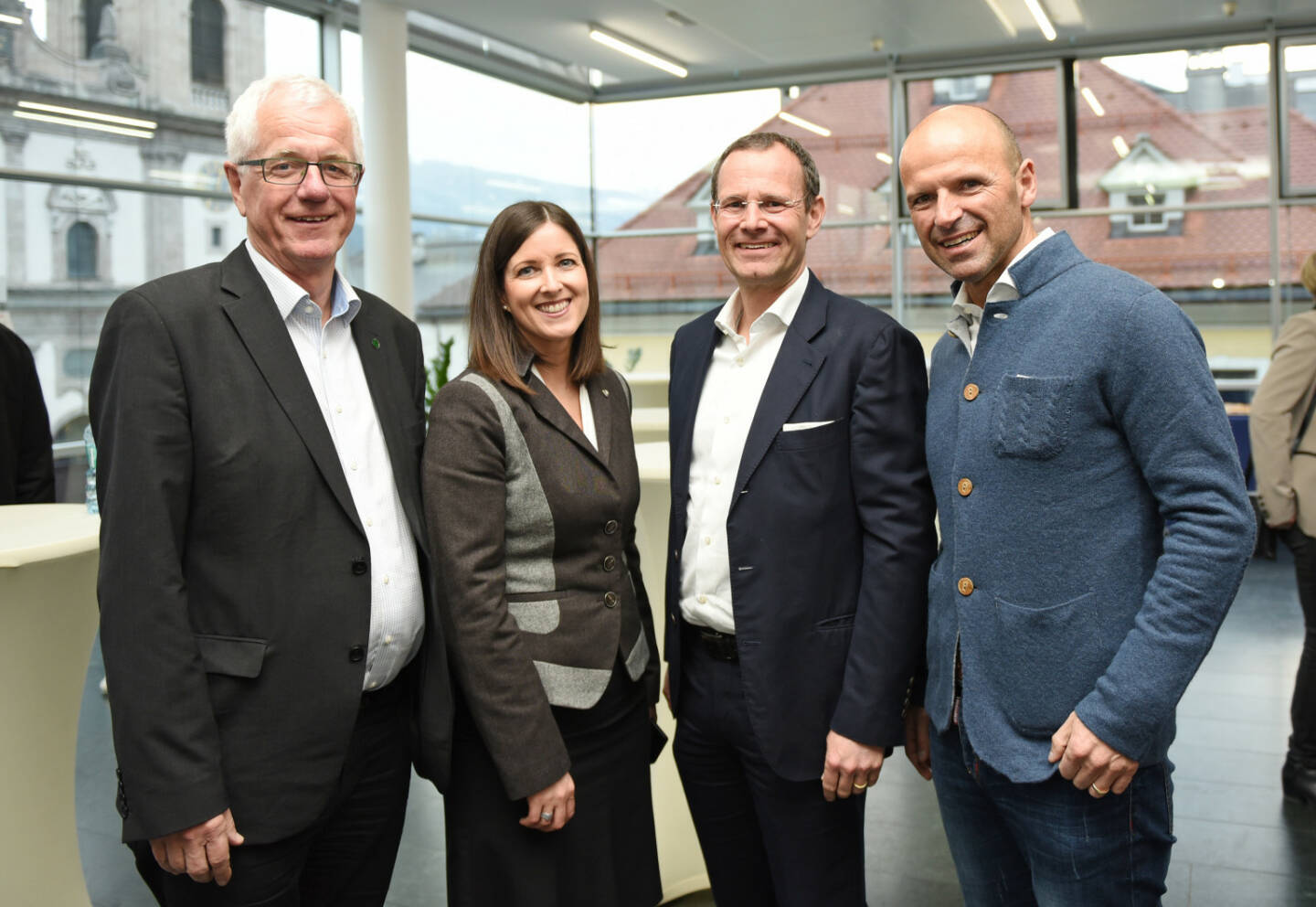 MCI Management Center Innsbruck: Gewinnbringender Austausch zwischen Wissenschaft und Praxis im Rahmen des 3. Forums Family Business an der Unternehmerischen Hochschule®; Freuen sich über die gelungene Zusammenarbeit zwischen Wirtschaft und Hochschule. Von links: Unternehmer Gerhard Stocker (Stasto), Anita Zehrer, Leiterin MCI Zentrum Familienunternehmen, Unternehmer Manfred Pletzer (Pletzer Gruppe), Hubert Siller, Leiter MCI Tourismus. Fotocredit: MCI