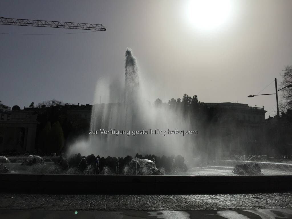 Hochstrahlbrunnen Schwarzenbergplatz, vor dem Haus der Industrie (12.04.2018) 