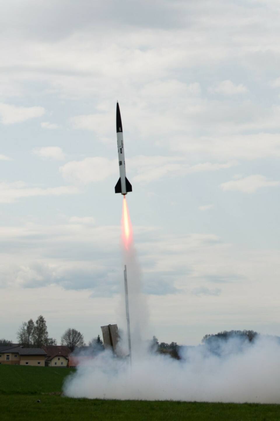 BM für Verkehr, Innovation und Technologie: Seit gestern Nachmittag darf sich das Team der Höheren technischen Lehranstalt Ybbs „Österreicherischer CanSat-Meister 2018“ nennen. Der erstmalig in Österreich veranstaltete Wettbewerb hatte zum Ziel, einen Satelliten in Getränkedosengröße zu bauen. „Klemens Fischl, Maximilian Hierner, Florian Leonhartsberger, Alexander Fraisl und Tobias Strondl haben großartige Arbeit geleistet und dürfen sich nun vom 28. Juni bis 1. Juli 2018 auf den Azoren bei der CanSat-Europameisterschaft der ESA (Europäische Weltraumagentur) mit den besten SatellitenbauerInnen Europas messen“, gratulierte Weltraumminister Norbert Hofer den Prämierten. Rakete, Start, Weltraum, Fotocredit:Ars Electronica