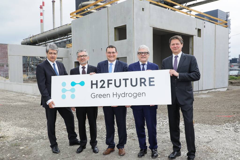 Das Projektkonsortium „H2FUTURE“ bestehend aus voestalpine, Siemens, VERBUND sowie Austrian Power Grid und den wissenschaftlichen Partnern K1-MET und ECN gab heute am voestalpine-Standort Linz offiziell den Bau der weltweit größten Pilotanlage zur Herstellung von „grünem“ Wasserstoff frei; v.l. Wolfgang Hesoun, Vorstandsvorsitzender der Siemens AG Österreich; Herbert Eibensteiner, Vorstandsmitglied der voestalpine AG und Leiter der Steel Division; Bart Biebuyck, Executive director, Fuel Cells and Hydrogen Joint Undertaking (FCH JU); Wolfgang Eder, Vorstandsvorsitzender voestalpine AG; Wolfgang Anzengruber, CEO VERBUND. Bildquelle: voestalpine, © Aussendung (16.04.2018) 