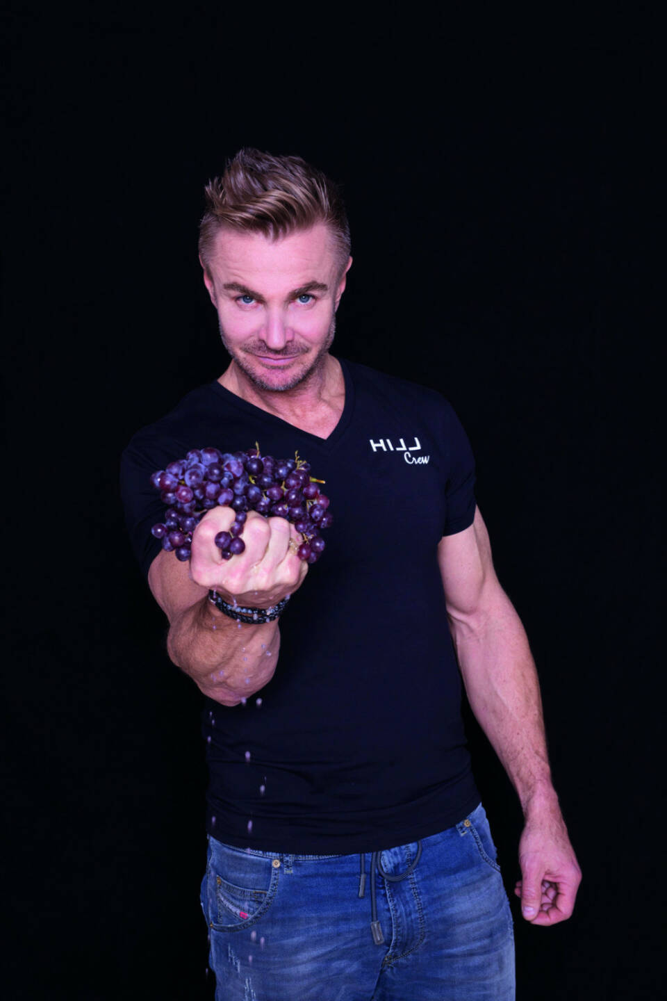 Leo Hillinger bringt mit HILLINGER COSMETICS eine hochwertige BIO-Kosmetik Pflegeserie auf den Markt. Unter der Marke „more than wine“ bringt Leo Hillinger Produkte und Veranstaltungsformate auf den Markt, für die vor allem zwei Faktoren charakteristisch sind: der Bezug zur Traube und zu seiner Heimat am Neusiedler See. Jüngster Coup des umtriebigen Winzers ist eine neue Kosmetiklinie, die ganz auf die Kraft der Bio-Traube setzt. Fotocredit: HILLINGER COSMETICS