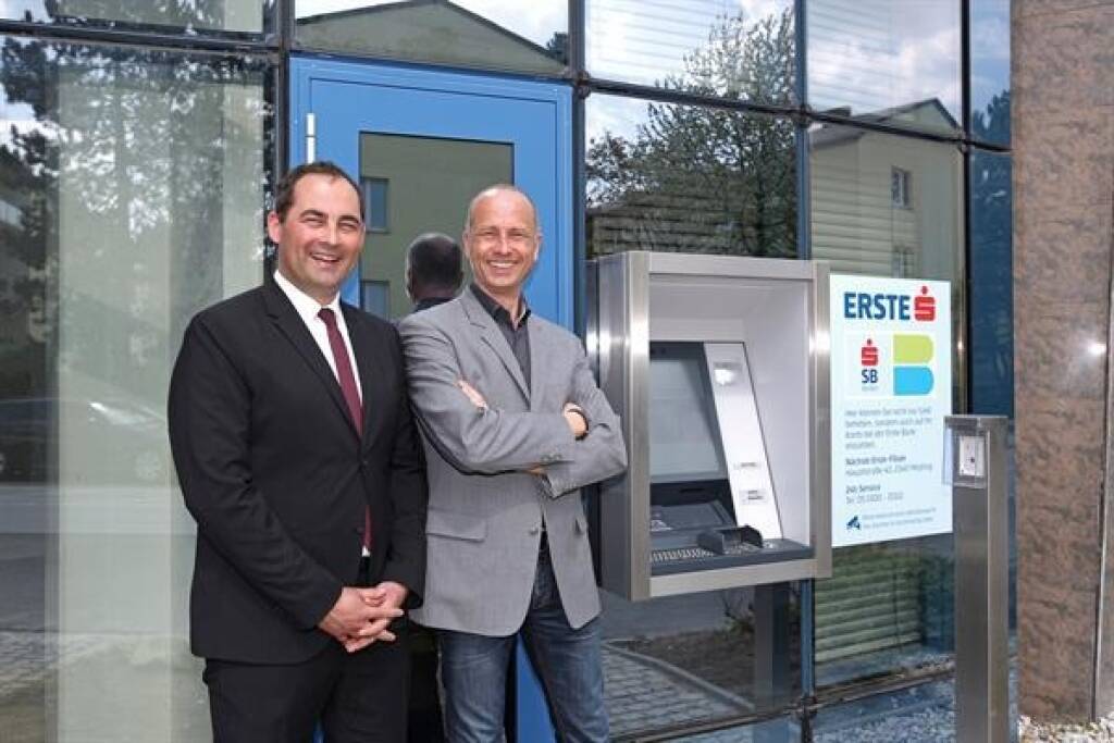 KEBA installiert für Erste Bank und Sparkassen die ersten Outdoor-Cash-Recycler in Österreich, Mag. Martin Schwarz, Vertrieb KEBA mit Ing. Peter Michael Seitz, Channelmanager Filialen und Selbstbedienung, Erste Bank; Bild:Keba, © Aussendung (19.04.2018) 