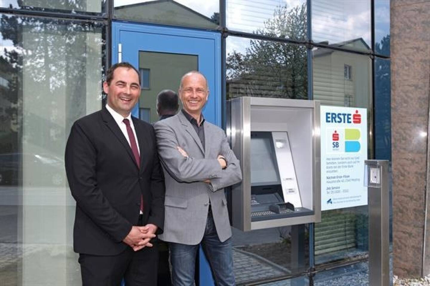 KEBA installiert für Erste Bank und Sparkassen die ersten Outdoor-Cash-Recycler in Österreich, Mag. Martin Schwarz, Vertrieb KEBA mit Ing. Peter Michael Seitz, Channelmanager Filialen und Selbstbedienung, Erste Bank; Bild:Keba