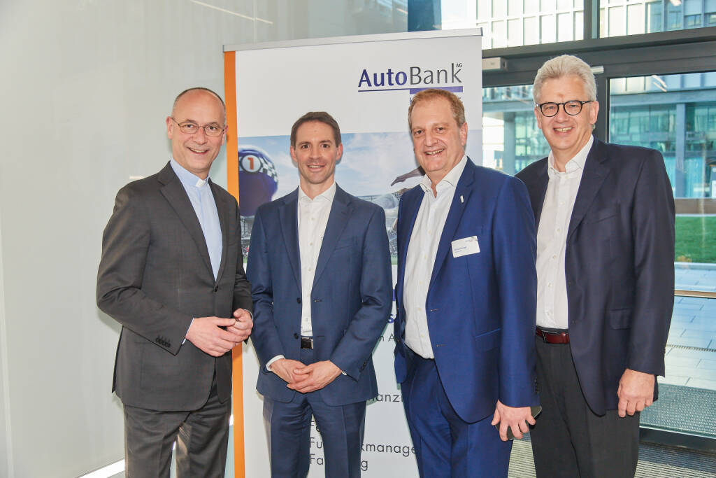 Neue Büroräumlichkeiten der börsenotierten AutoBank AG im Quartier Belvedere Central 3 am Wiener Hauptbahnhof offiziell eingeweiht: Dompfarrer Toni Faber, Mag. Markus Beuchert, Dipl.-Betr. oec Gerhard Dangel, Gerhard Fischer (Vorstände AutoBank); Fotocredit:Foto: Harald Artner (20.04.2018) 