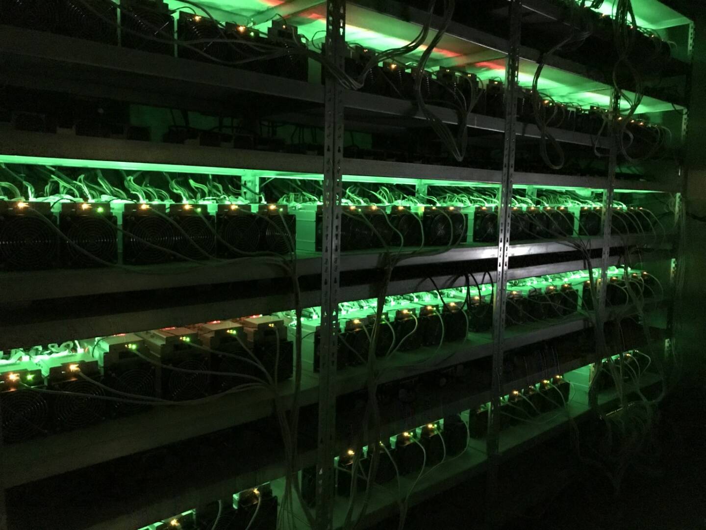 coin factory GmbH:Coin Factory setzt als Miner von Crypto-Währungen auf umweltschonende Wasserkraft und bietet den Kunden All Inclusive Mining Packages zu transparenten Preisen; Bild: Rechenzentrum von coin factory, Fotocredit: coin factory GmbH