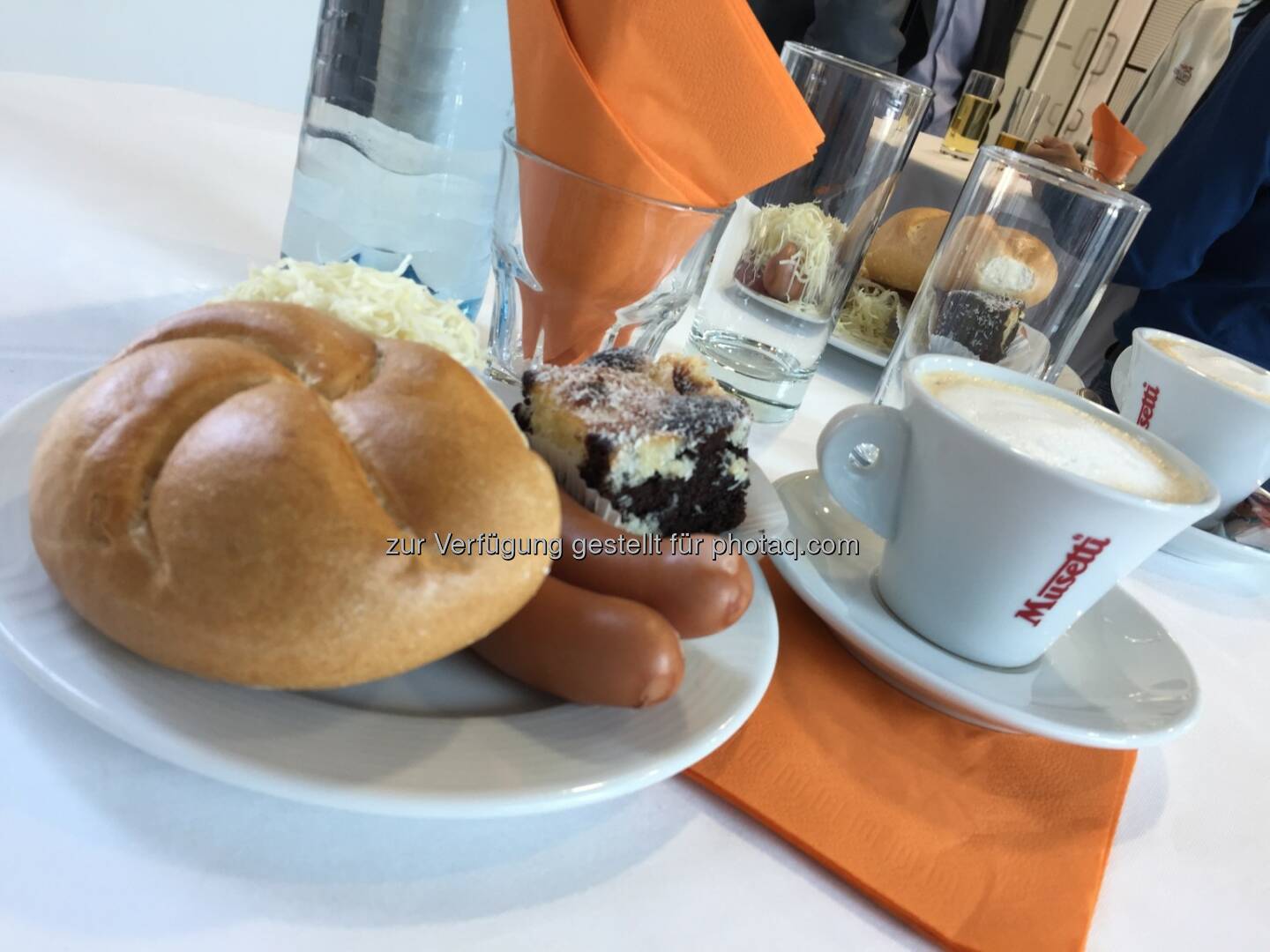 Frankfurter mit Semmel und Nachspeise, Kaffee von Schärf, Semperit-HV 2018