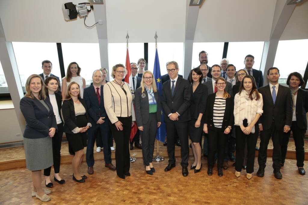 Delegation der AmCham EU gastiert zur Vorbereitung der EU-Ratspräsidentschaft in Wien. Gespräche über Digitalisierungsthemen mit Ministerin Margarete Schramböck. Über die österreichischen Vorhaben während der EU-Ratspräsidentschaft diskutierten in Wien als Vertreter der Amerikanischen Handelskammer in der EU unter anderem AmCham-EU-Chairman Maxime Bureau (3M), Leah Charpentier (First Solar), Carsten Dannöhl (Caterpillar), Taggart Davis (J.P. Morgan), Audrey Douspis (Michelin), Philip Eder (Apple), Marie-Hélène Fandel (Amgen), Beatrice Flammini (Liberty Global), Sandra Gaisch-Hiller (Baxter), Nicholas Hodac (IBM), Vincent Jamois (Time Warner), Elizabeth Krahulecz (EY), Benjamin Neyt (Louis Vuitton Moët Hennesy), Joris Pollet (P&G), Alexander Roediger (Merck Sharp and Dohme), Jeremy Rollison (Microsoft), Doris Schernhammer (Eli Lilly & Company), Claudia Selli (AT&T) sowie Imelda Vital (Amway). © leisure communications/Roland Rudolph, © Aussender (26.04.2018) 