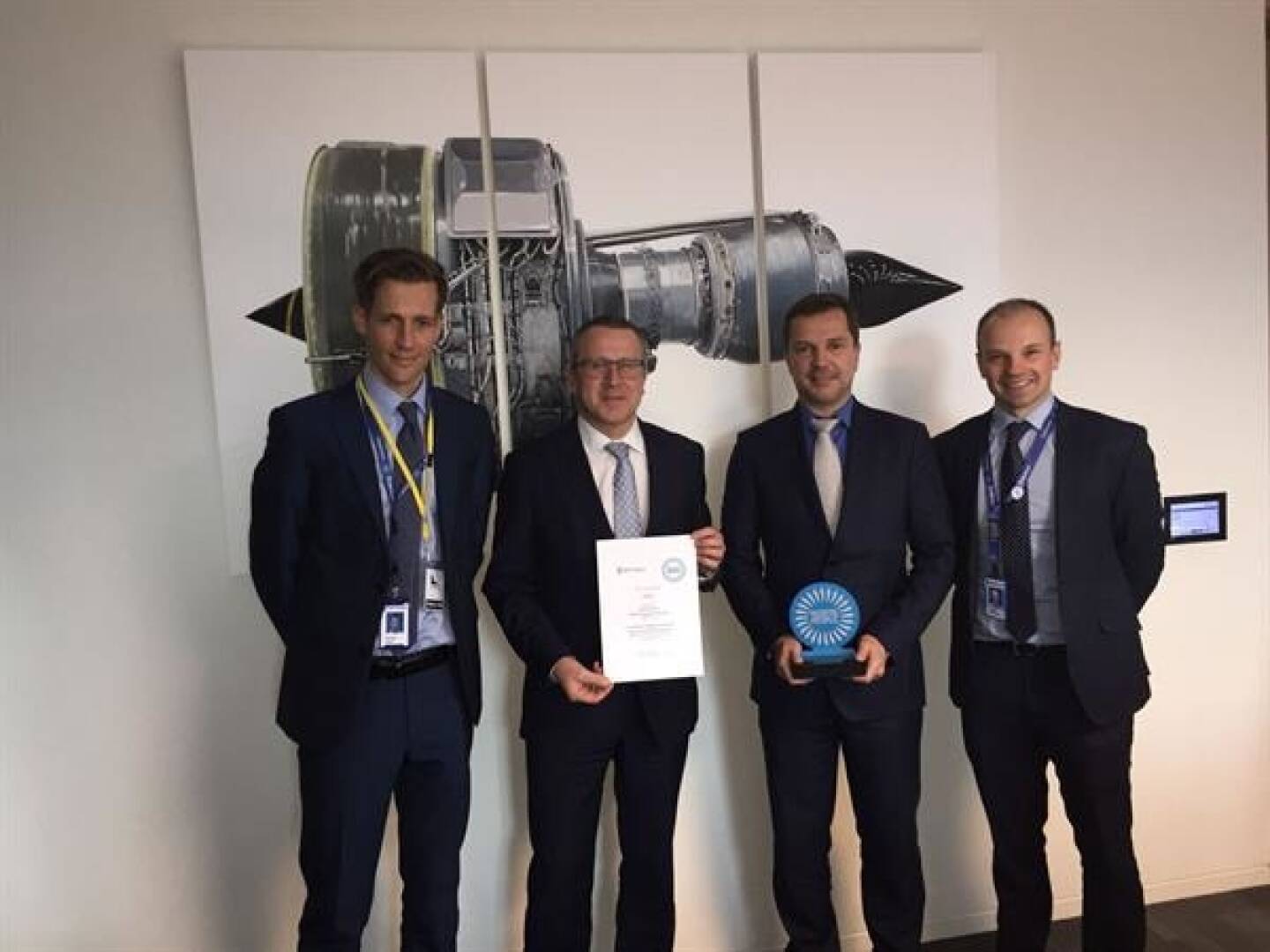 Der Triebwerkshersteller Rolls-Royce ehrte vor kurzem seine besten und qualifiziertesten Lieferanten. FACC erhielt in der Kategorie „Performance Through Our People“ den „Supplier Award“ für außergewöhnliche Teamarbeit sowie höchste Qualitäts- und Leistungsstandards. Richard Upton (Strategic Purchasing Executive – Compressors, Rolls-Royce), Robert Machtlinger (CEO von FACC), Günter Nelböck (FACC Vice President Engine & Nacelles) und James Partington (Supplier Management Executive – Compressors, Rolls-Royce) bei der Verleihung des „Supplier Awards – Performance Through Our People“ in London.
Fotorechte: © Rolls-Royce