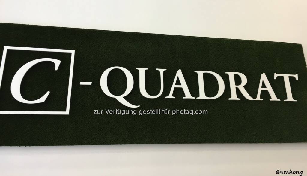 C-Quadrat-Logo auf künstlichem Moos, sehr gefällig, Design erinnert sehr stark an Quadriga. Oder umgekehrt. HV 4.5.18 (06.05.2018) 