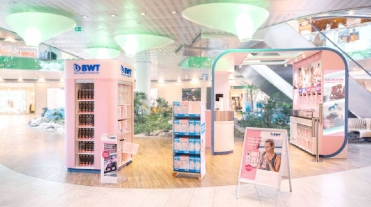 BWT macht seine vielfältige Produktwelt dort erleb- und kaufbar, wo sich die Menschen bewegen und setzt auf ein neues Retail-Konzept, das die starke Präsenz im Handel verstärkt und unterstützt: Der neue Pop-up-Store, genannt BWT Cube of Competence, bringt künftig wegweisendes Trinkwassertechnologie-Wissen direkt zu den Konsumenten und wird zu einem weiteren relevanten Kontaktpunkt für Interessierte. Credit: BWT