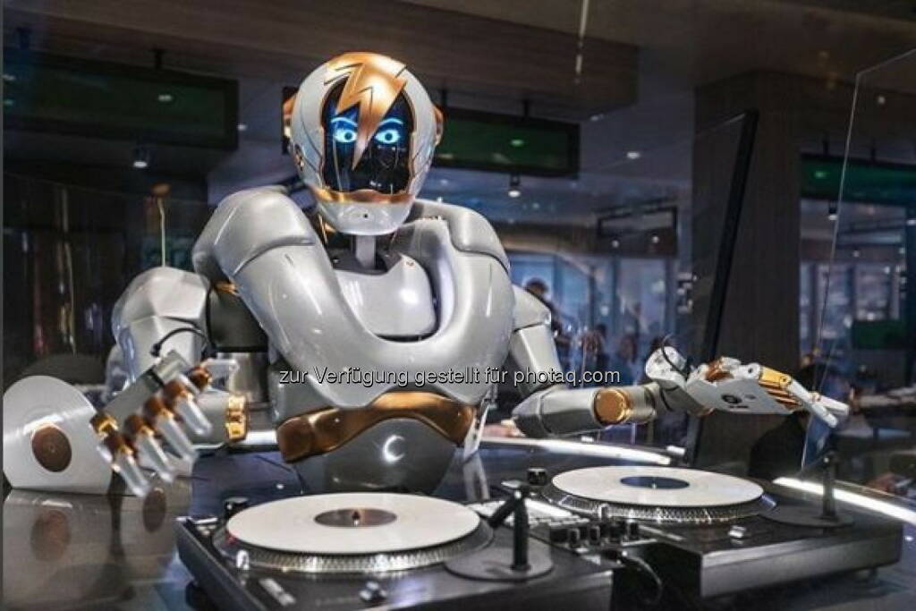 pi4 robotics GmbH: Ein Roboter-DJ geht auf Kreuzfahrt; Der workerbot DJ Rob in der Großen Freiheit auf der neuen Mein Schiff 1 von TUI Cruises.  ©pfadfinderei - pi4_robotics workerbot DJ Rob, © Aussendung (14.05.2018) 