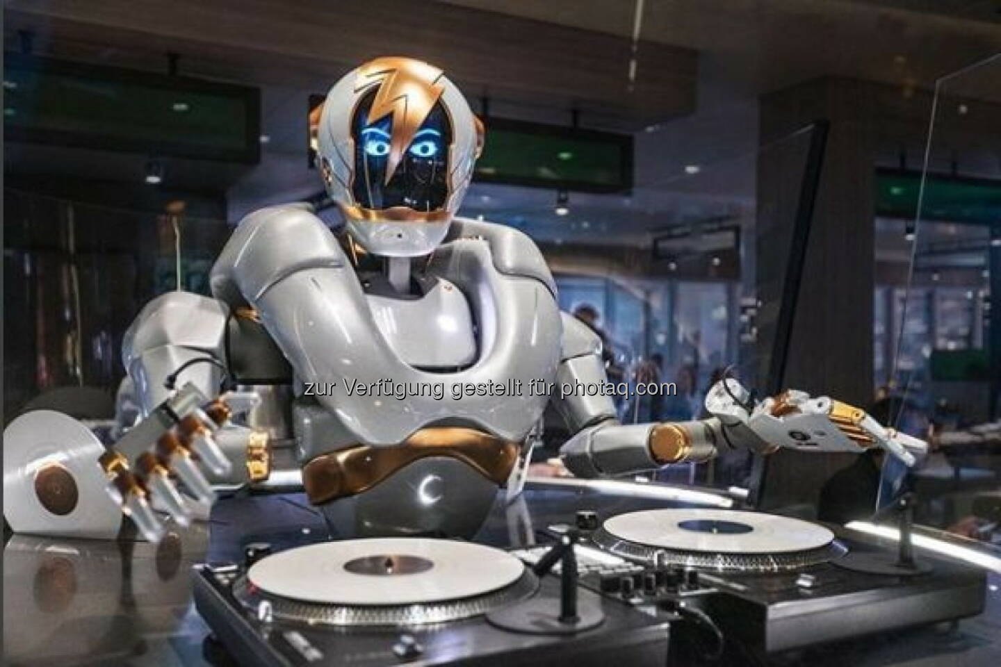 pi4 robotics GmbH: Ein Roboter-DJ geht auf Kreuzfahrt; Der workerbot DJ Rob in der Großen Freiheit auf der neuen Mein Schiff 1 von TUI Cruises.  ©pfadfinderei - pi4_robotics workerbot DJ Rob