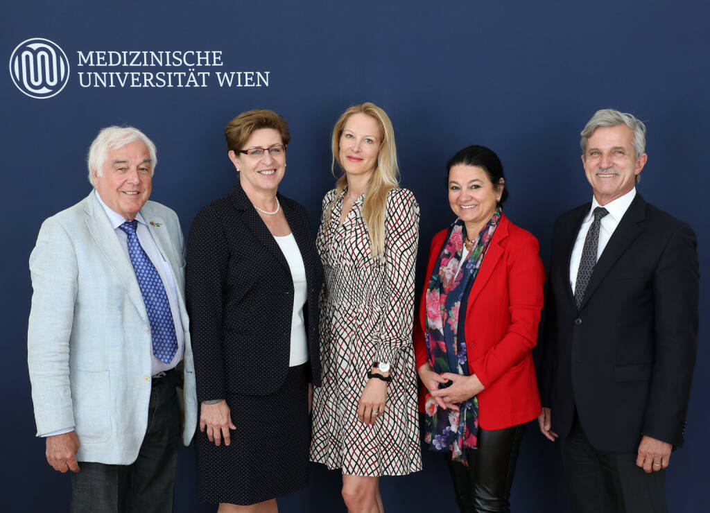 Medizinische Universität Wien: Der neue Universitätsrat der MedUni Wien hat in der heutigen Sitzung Irene Virgolini zum neuen Mitglied bestellt. Dieses zentrale Leitungsgremium der Universität umfasst nun vollständig fünf Mitglieder. Zur Vorsitzenden wurde Eva Dichand gewählt, stellvertretender Vorsitzender ist Thomas Zeltner. Abgebildete Personen (v.l.n.r.): Reinhart Waneck, Brigitte Ettl, Eva Dichand, Irene Virgolini und Thomas Zeltner. Fotocredit: MedUni Wien/Matern, © Aussender (14.05.2018) 