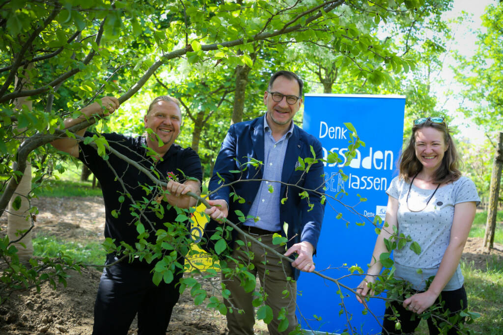 UNIQA Insurance Group AG: UNIQA Steiermark begrünt Fassade der Landesdirektion in Graz; Spartenstich in der Baumschule Höfler, in Puch bei Weiz in der die Bäume für die Begrünung bereits ausgesucht wurden. V.l.n.r. Hans Peter Höfler (Baumschule Höfler), Vera Enzi (Verband für Bauwerksbegrünung) und Johannes Rumpl (UNIQA Steiermark); Fotocredit:UNIQA/Oliver Wolf, © Aussender (18.05.2018) 