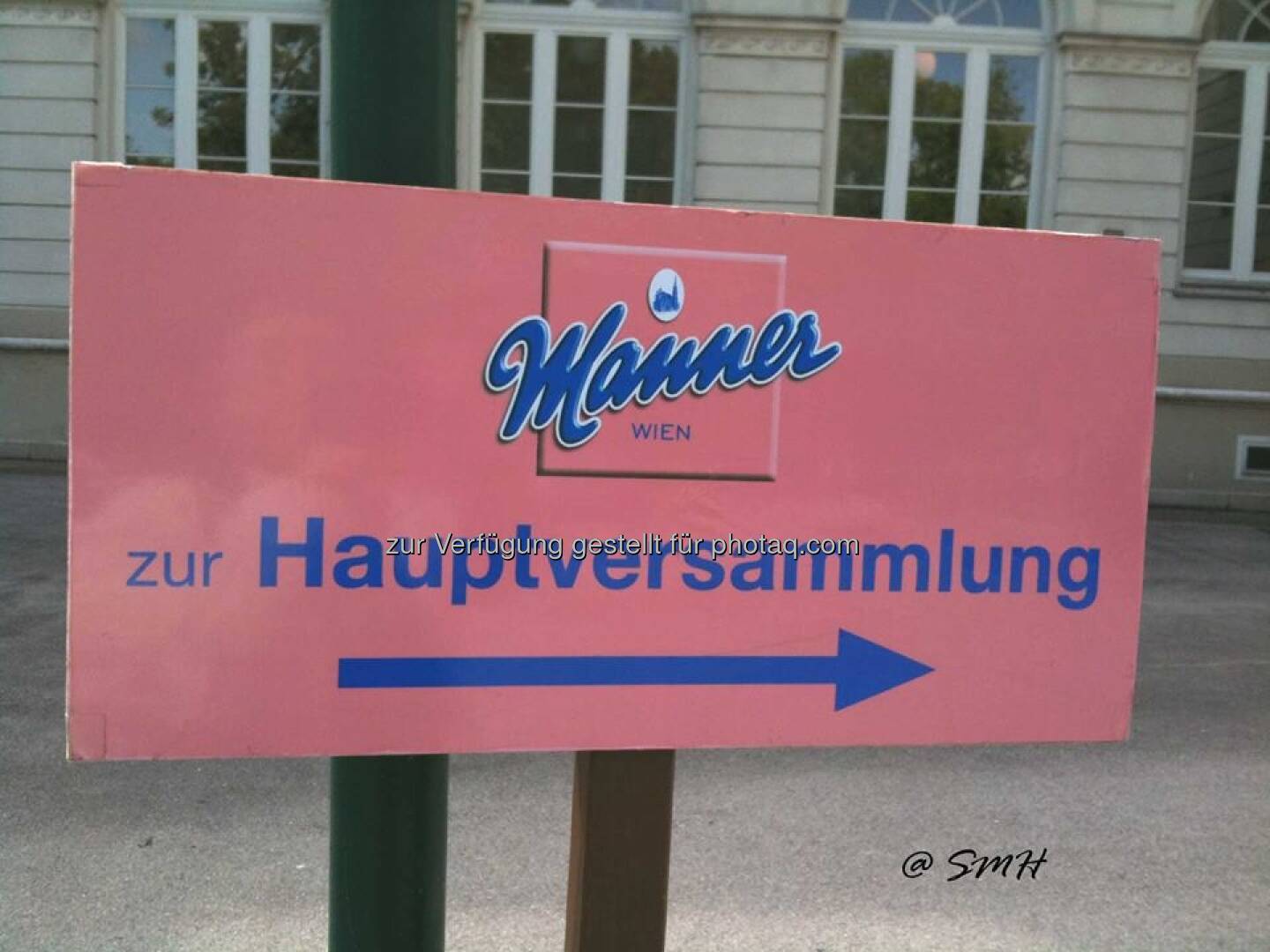 Michael Fischer: Manner-HV Ende Mai. Wer 1/2 Stunde vor Beginn kommt, kommt eigentlich schon zu spät. Aber es ist gemütlicher, wenn der W. seinen Raubzug bereits beendet hat und zur nächsten HV weiterzieht. Niemetz war zu teuer, und der teure Mietvertrag war das weitere Problem, den Aktionären war es recht, dass Manner nicht mehr geboten hat. Es gab Fragen, ob Manner auf Zucker verzichten könne, wegen der Gesundheit (können sie nicht leicht), zum Schicksal der Produkte kurz vor Ablaufdatum (geht an Sozialmärkte, damit praktisch keine Entsorgungskosten), zur Werksschließung in Perg (gibt Sozialplan) und zum Sportsponsoring (nur etwa 5% des gesamten Marketingaufwands). Rein rational ist Manner wohl kein Kauf (etwa 1% Dividende), aber das jährliche Aktionärstreffen ist in schönem Rahmen und fällt wohl unter Fest.