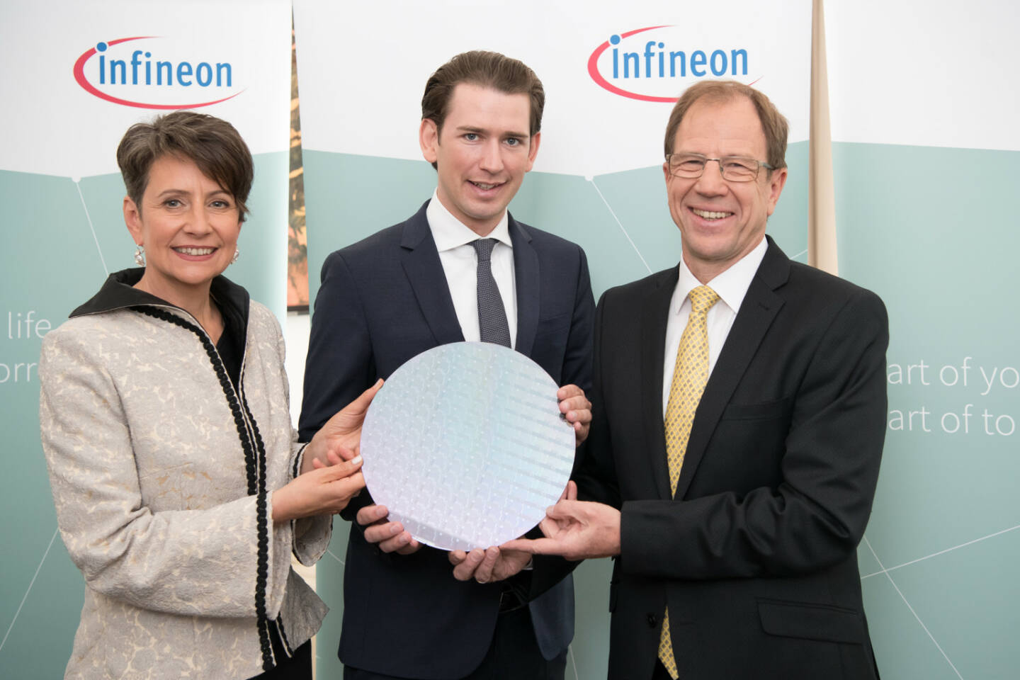 Die Infineon Technologies AG wird eine neue Fabrik für Leistungshalbleiter errichten. Damit schafft der Markt- und Technologieführer in diesem Bereich die Grundlage für langfristiges, profitables Wachstum. Am Standort Villach in Österreich wird neben der bestehenden Fertigung eine vollautomatisierte Chipfabrik für die Fertigung auf 300 Millimeter-Dünnwafern gebaut. Österreichs Bundeskanzler Sebastian Kurz, Dr. Reinhard Ploss, Vorstandsvorsitzender von Infineon, und Dr. Sabine Herlitschka, Vorstandsvorsitzende von Infineon Austria, stellten das Projekt in Wien vor. Fotocredit: Infineon Technologies Austria AG/APA-Fotoservice/Hörmandinger