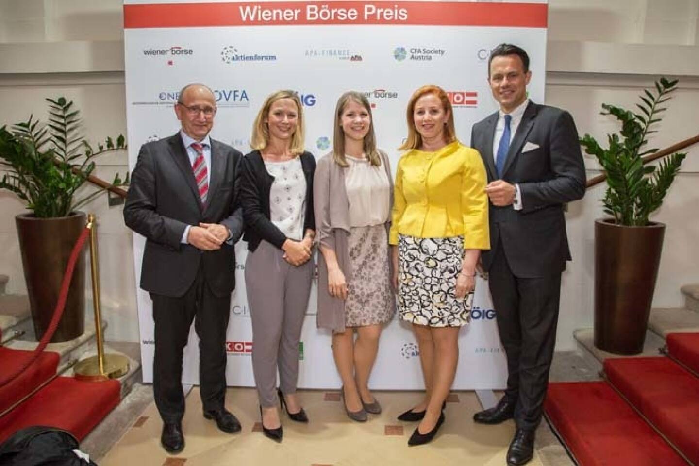 Team der Wiener Börse: Wiener Börse-Vorstand Ludwig Nießen, Maria Zorn, Julia Resch (Pressestelle), Börse-CEO Christoph Boschan; Credit: APA-Fotoservice