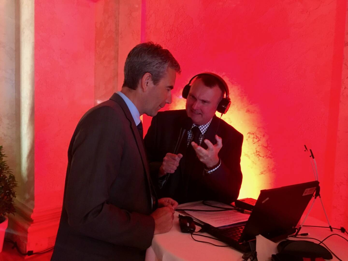 Finanzminister Hartwig Löger im Gespräch mit Peter Heinrich, börsenradio.at, Foto: beigestellt
