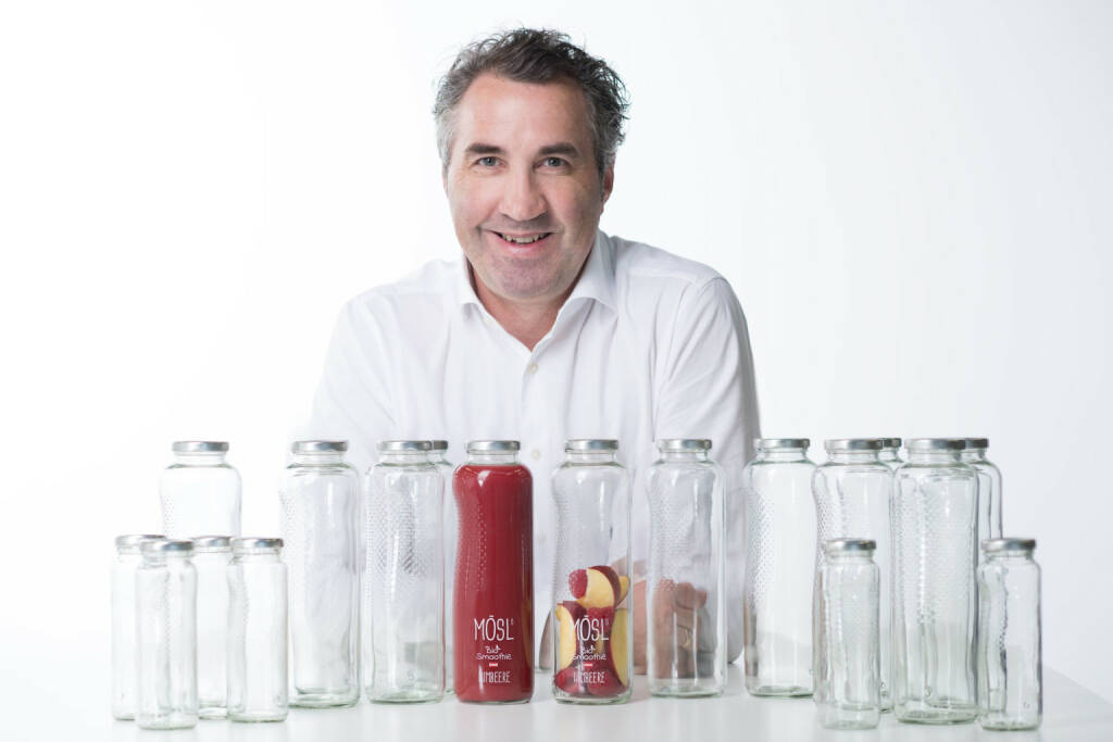 Mit Mösl's Bio Smoothie möchte Reinhard Mösl nun den nächsten Schritt setzen. Hin zur eigenen Marke mit seiner persönlichen Philosophie. Das Besondere daran: der Bio-Fruchtsaft kommt im Glas, noch dazu in einem höchst individuellen, extra entwickelten Flaschendesign. Copyright: Mösl GmbH (24.05.2018) 