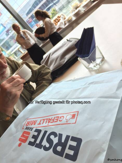 ERSTE-HV 24.5.18 Pause bei nicht eröffnetem Buffet. Rotes Facebook-Gefällt mir mit gewohntem Daumen. (24.05.2018)