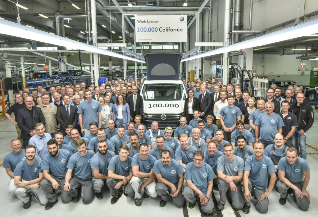 VW Volkswagen Nutzfahrzeuge AG: Gemeinsamer Erfolg: Vorstände, Betriebsräte und Mitarbeiter mit dem 100.000sten California aus dem Werk in Hannover-Limmer; Fotocredit:VW Volkswagen Nutzfahrzeuge AG, © Aussender (25.05.2018) 