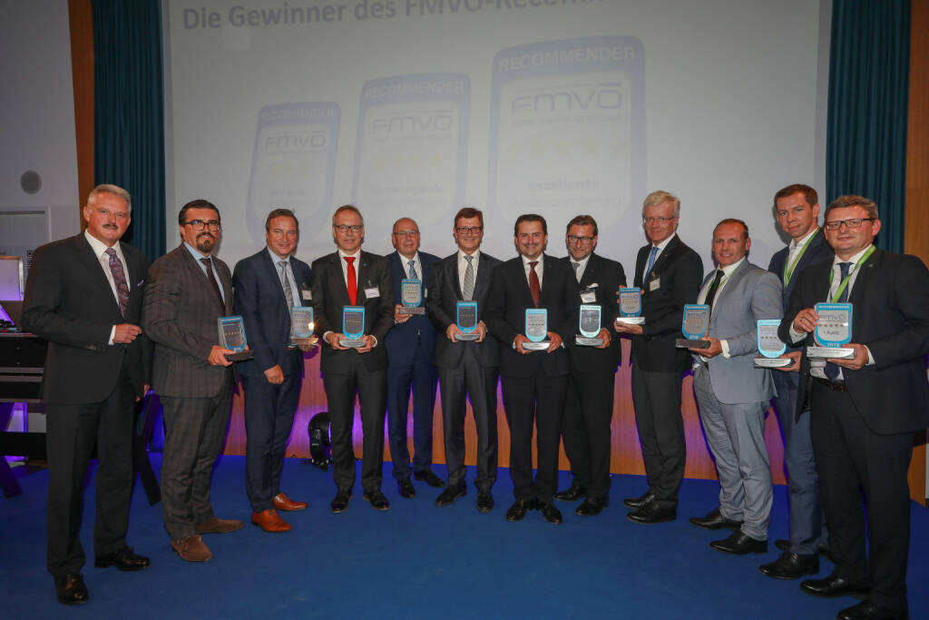 27 Unternehmen mit dem FMVÖ-Recommender-Gütesiegel ausgezeichnet; Volksbank Gruppe und UNIQA gewinnen Sonderpreise für beste Beratung; Die FMVÖ-Recommender-Award Gewinner 2018: v.l.n.r.: Erich Mayer (Präsident FMVÖ), Herbert Kaiser (Leiter Außendienst UNIQA Österreich), Robert Eckmair (Vorstandsdirektor-Stellvertreter Raiffeisenlandesbank Oberösterreich), Wolfgang Viehhauser (Mitglied des Vorstandes, HYPO NOE Landesbank), Wenzel Staub (Vorstandsvorsitzender muki Versicherungsverein auf Gegenseitigkeit), Walter Zandanell (Generaldirektor Volksbank Salzburg), Georg Schneider (Vorstandsdirektor GRAWE), Manfred Bartalszky (Vorstandsdirektor Sparkassen Versicherung), Gerhard Fabisch (Präsident Österreichischer Sparkassenverband), Rainer Henke (Vorstand easybank), Christian Derler (Leiter Vertriebsmanagement Retail, Volksbank Wien), Klaus Himmelreich (Vorstandsmitglied Vorarlberger Landes-Versicherung); Fotocredit: FMVÖ/Richard Tanzer, © Aussendung (25.05.2018) 