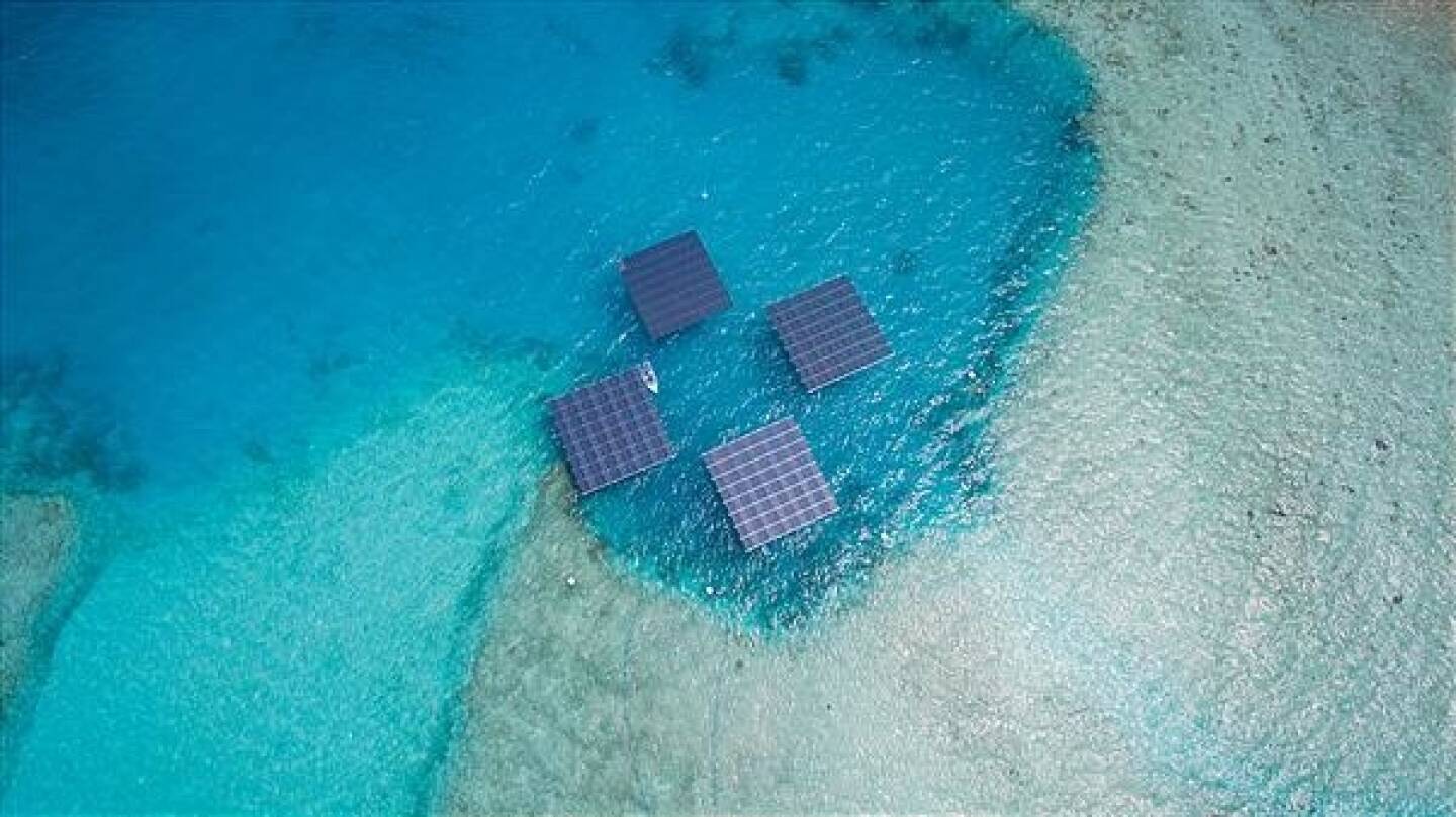 Das mehrfach ausgezeichnete Unternehmen Swimsol entwickelt schwimmende Solarplattformen und löst damit das Problem der Energieversorgung u. a. in Inselstaaten. Mit EUR 634.800,- investierte die Crowd die in diesem Jahr bisher größte Green Rocket-Summe in das österreichische Technologie-Unternehmen. Bild: Swimsol